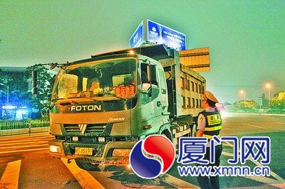 交警夜查土方車