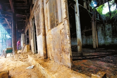 當鋪破舊不堪。