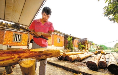 工人正在加工修繕所需的木料。