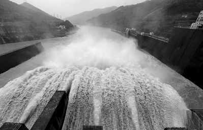 位于閩清縣境內(nèi)的水口水電站開閘泄洪