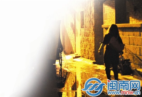 文大姐深夜循著小巷尋找受傷的阿婆