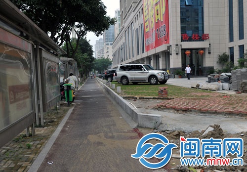 市區(qū)刺桐北路國貿(mào)·凱旋門段，路邊建了停車場