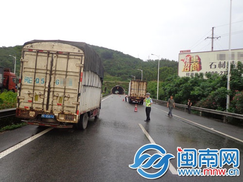 緊急避讓時(shí)急剎，兩小貨車追尾