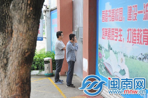 站在豐澤區(qū)第四中心小學(xué)門口試圖進(jìn)校內(nèi)，被拒絕