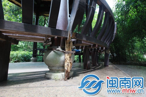 芳草園涼亭木椅腳蟲蛀嚴重，只是簡單地用鐵線固定