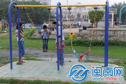 金山公園內有一個秋千（右）坐板已斷裂