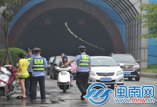 民警對(duì)進(jìn)入大坪山隧道的非機(jī)動(dòng)車輛駕駛者進(jìn)行教育