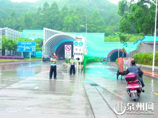 民警在大坪山隧道口引導(dǎo)交通