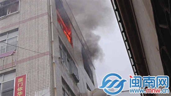 五樓窗戶躥出火舌