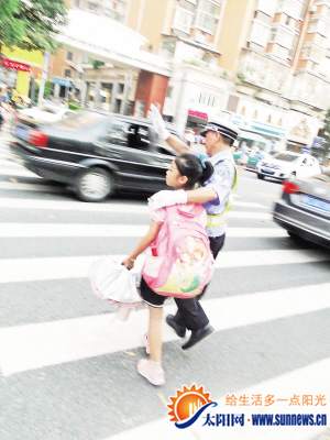 協(xié)警葉叔經(jīng)常護(hù)送孩子過馬路