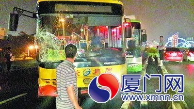 事發(fā)后廈門大橋出島方向的車流馬上停滯了