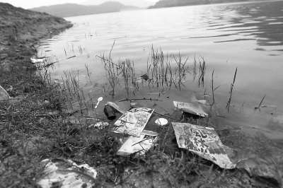 后橋水庫釣魚點隨處可見釣魚者丟棄的雜物。本報記者