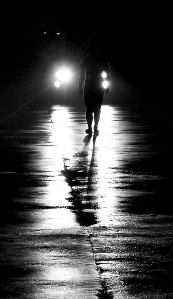 行人在遠(yuǎn)光燈的照射下會形成視覺盲區(qū)。本報記者陳明