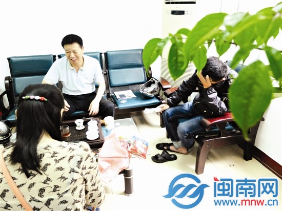 調(diào)解過程中，小許（右一）說，自己也有許多無奈