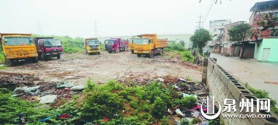 一些土方車將車停在社區(qū)空地，每天頻繁出入社區(qū)道路