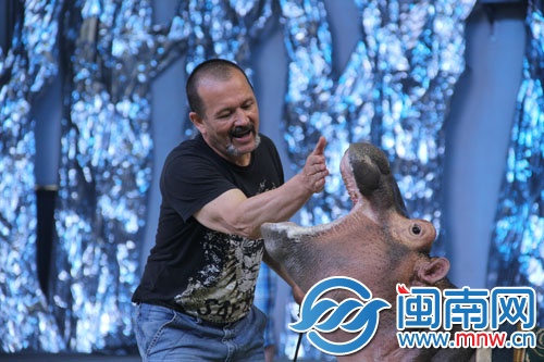 教練口令一下，小河馬立刻擺出pose