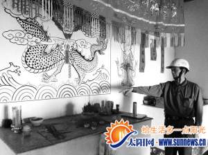 原本擺放神像的地方空空如也。