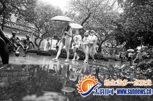 昨日下午，游人在鼓浪嶼雨中漫步