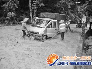 同安縣道山體滑坡車輛被困