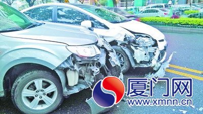 兩輛車都“破了相”。