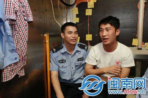 右邊沒穿警服的是王永坡，左邊穿警服的是鄧詩琦