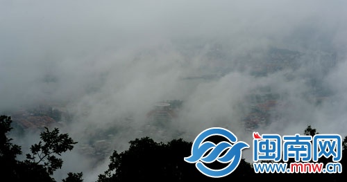 從清源山上望向泉州市區(qū)西湖方向，云霧繚繞