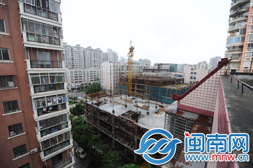 周邊都是居民區(qū)，工地太早施工影響考生休息