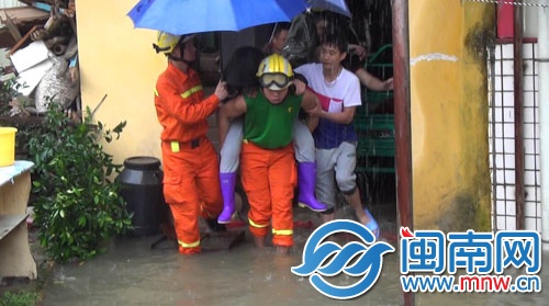 五通下邊社一坐月子產(chǎn)婦被困家中，消防員將其背出