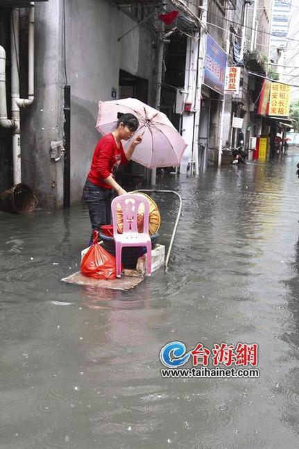 昨日廈門一場(chǎng)暴雨 警方7個(gè)小時(shí)接到17起積水報(bào)警2