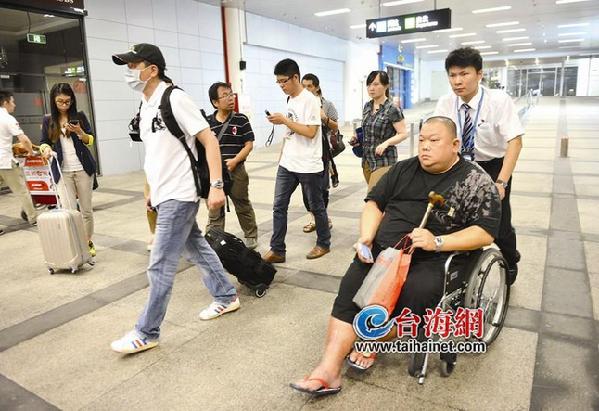 妻子車(chē)禍劫后余生 丈夫拄拐連夜跨海來(lái)廈門(mén)探愛(ài)妻