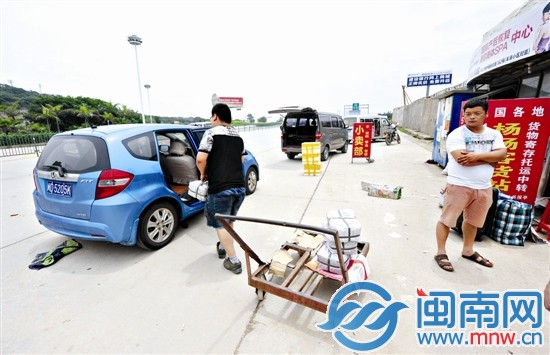 沈海高速泉州出口外 國道成了停車場