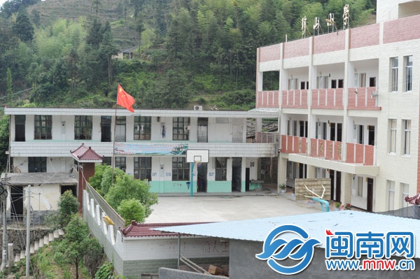 三層的是前年翻建的教學樓，兩層舊樓則改作學前班和