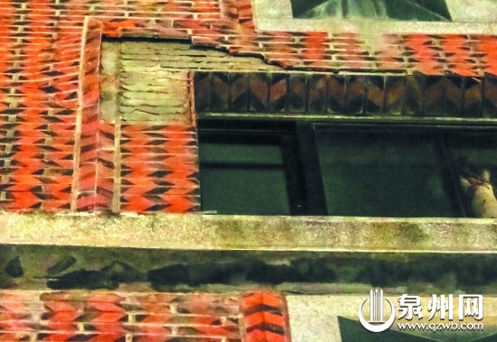 磚塊脫落，墻壁裸露
