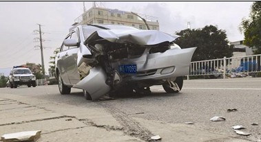 小車撞護欄5人被困車上