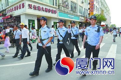民警荷槍實(shí)彈在中山路巡邏