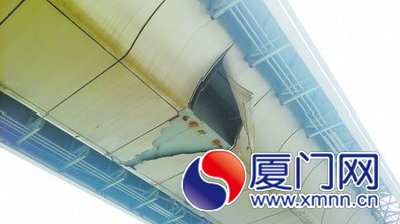 灌口天橋鐵板快脫落 大車開過會隨風(fēng)晃動