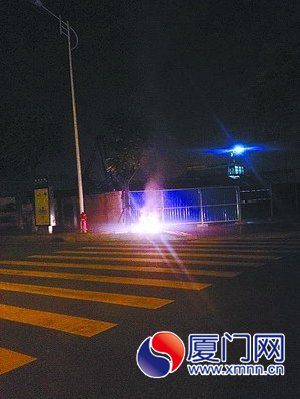 路邊窨井蓋竟然冒火