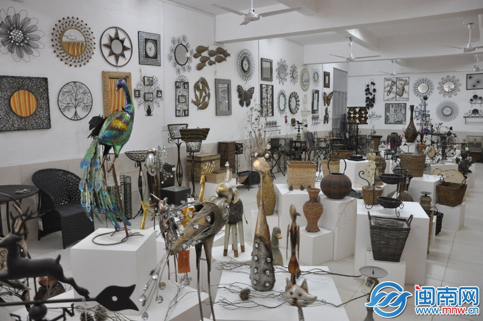 展覽廳里，琳瑯滿目的藤鐵工藝品吸引了無數(shù)前來參觀