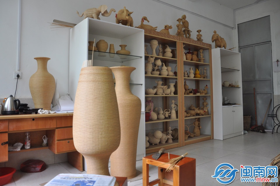 擺滿精致的竹編工藝品的櫥窗前，是即將完工的竹編工