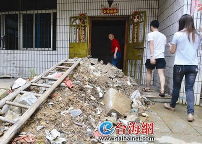 建筑垃圾被人倒在院子里