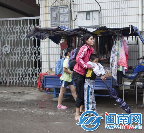 回家的路上，兒子又跌倒了，母親用力將他抱起