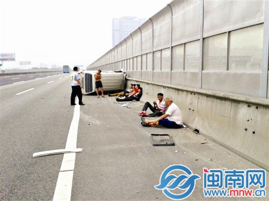 面包車爆胎側翻，車上7人均不同程度受傷