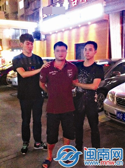 民警抓獲嫌疑人現(xiàn)場(chǎng)