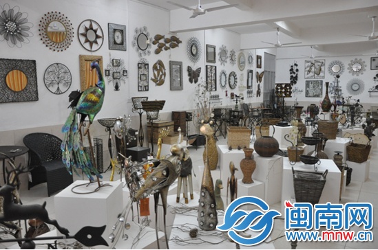 各種材質(zhì)做成的精致工藝品擺滿整個展示廳