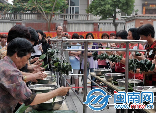 雙塔社區(qū)包粽子比賽現(xiàn)場