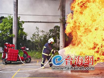 麻雀雖小、五臟俱全，消防摩托的后座上背著一套消防