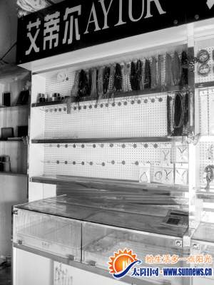 小徐的銀飾店被洗劫一空，損失近30萬(wàn)元