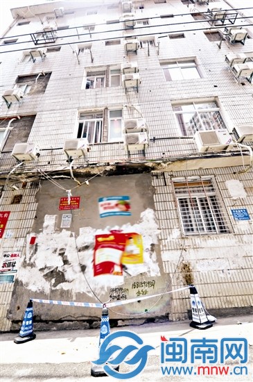 女子從酒店三樓墜下重傷，事發(fā)現(xiàn)場留有血跡