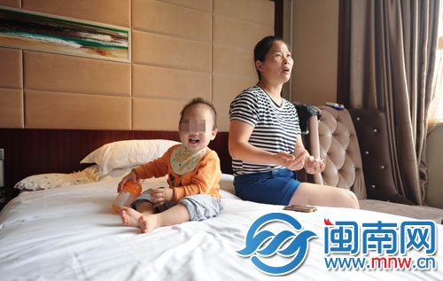 一個(gè)人帶著孩子住在酒店，郭阿姨很焦急
