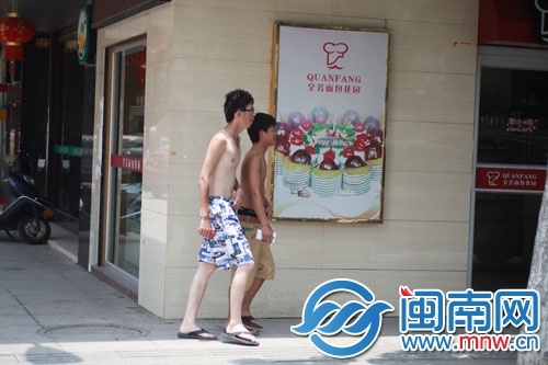 天氣熱，有人打起光膀子